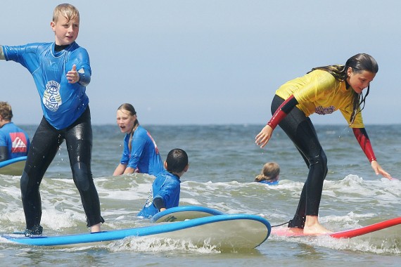 Surflessen volgen van DJUS De Jongens uit Schoorl Quiksilver Surfschool